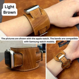 Puede incluir: Pulsera de reloj de cuero marr&oacute;n claro con detalles de costura blanca. La pulsera se muestra en una mu&ntilde;eca con un Apple Watch plateado. El texto "The pictures are shown with the apple watch. The bands are compatible with Samsung watch models." es visible debajo de la imagen.