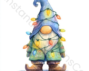 Op de afbeelding: Waterverfillustratie van een kerstkabouter met een blauwe hoed en groene jas, versierd met kleurrijke lichtslingers. De kabouter heeft een grote, ronde neus en een lange witte baard. Bruine laarzen maken de feestelijke look compleet.