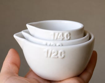 Set di misurini impilabili in ceramica personalizzati - Regalo personalizzato con scritta a mano per figlia, sposa, mamma o amante della pasticceria - 1/2 tazza 1/3 tazza 1/4 tazza