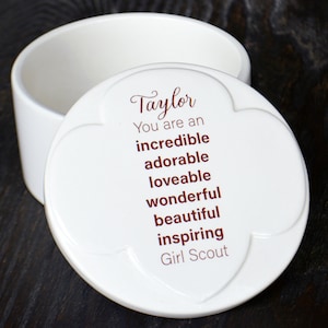 Caja de recuerdos personalizada de Girl Scouts - Plato con forma de trébol