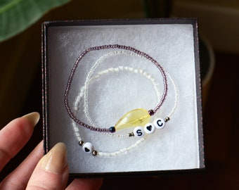 Personalisierte Glasperlen Wort Armbänder mit Initialen und Herz - 3er Set - Hochzeitsgeschenk Muttertagsgeschenk Neue Mutter Geschenk