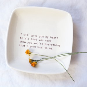 Cadeau d'amitié personnalisé avec paroles de chanson personnalisées - Bijoux en céramique ou porte-alliances - Porte-alliances personnalisé - Sac cadeau inclus