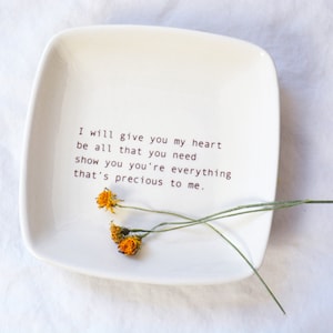 Personalisiertes Freundschaftsgeschenk mit song lyrics Keramik Schmuck oder Ringschale Personalisierte Eheringträger Geschenktasche inklusive Bild 1