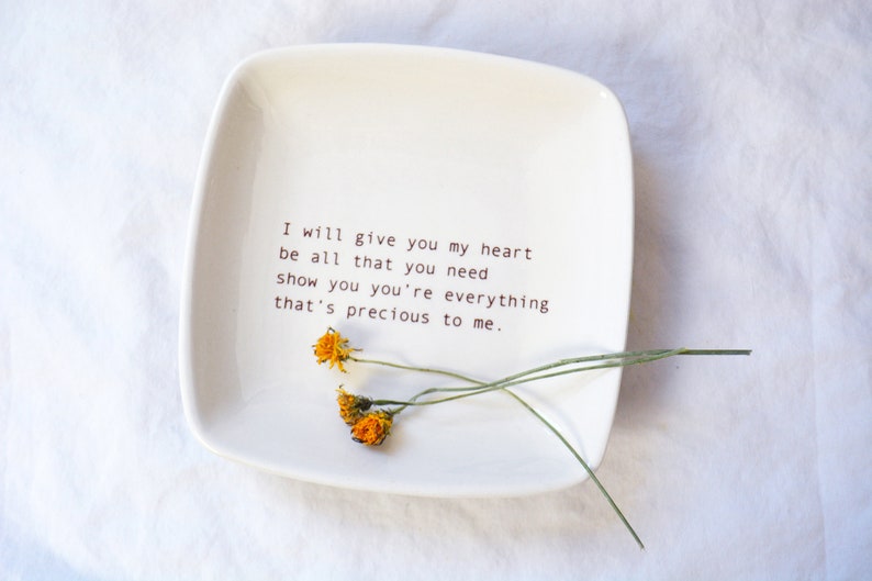 Personalisiertes Freundschaftsgeschenk mit song lyrics Keramik Schmuck oder Ringschale Personalisierte Eheringträger Geschenktasche inklusive Bild 1