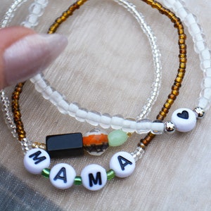 Conjunto de pulseiras de vidro elástico e miçangas com palavras elegantes para a mãe - Conjunto de pulseiras empilháveis casuais minimalistas personalizadas para a mamãe