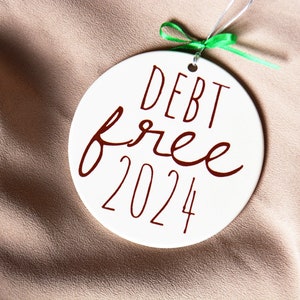 KLAAR VOOR VERZENDING - schuldenvrij ornament met jaartal - schulden aflossen - unieke echtgenoot vrouw kerst- of verjaardagscadeau - geschenkdoos inbegrepen