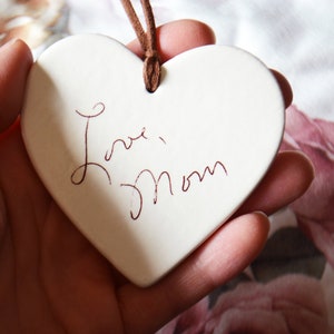 手書きのサインまたはカスタムメモ入りの陶器製ハート型オーナメント - お母さん、おばあちゃん、姉妹、友人へのパーソナライズされた記念品オーナメントギフト