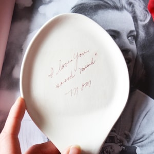 Niestandardowa podpórka pod łyżkę - ceramiczna podpórka pod łyżkę z ręcznie napisanym przepisem lub niestandardową wiadomością - niestandardowy uchwyt na przybory kuchenne - prezent rodzinny dla mamy, cioci i babci