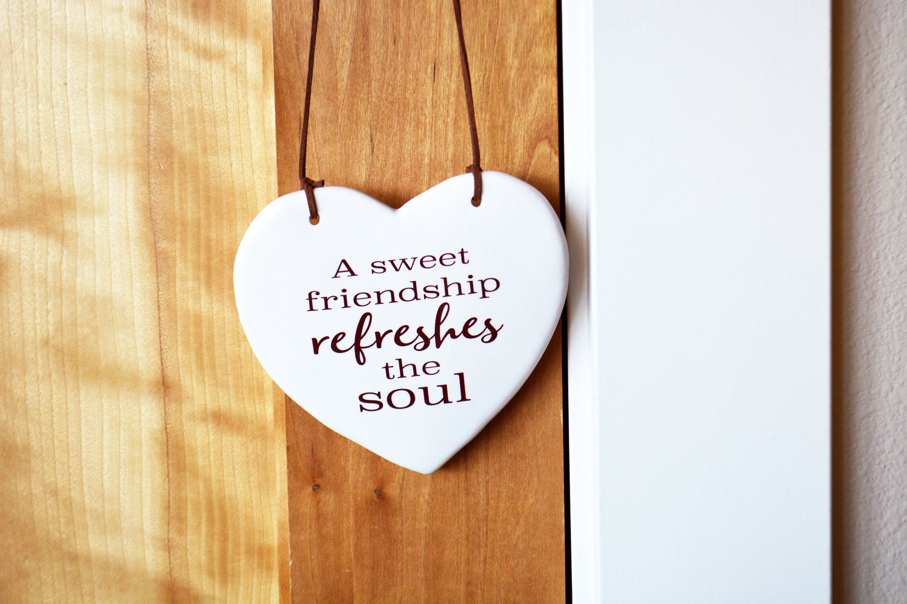 Signe de Cœur en Céramique avec Écriture L'amitié et Charme Croix - Cadeau d'amitié Unique Proverbes