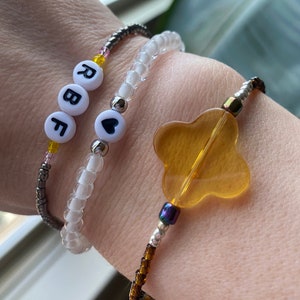 Conjunto de pulseiras de palavras de vidro elástico e miçangas - Pulseiras de camadas minimalistas casuais empilháveis personalizadas - Pulseiras de amizade com letras