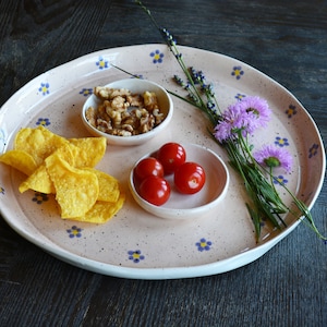 Keramik-Aperitifplatte mit zwei Dipschalen - Charcuterie-Aufstrich, Chip und Dip, Brot & Öl, Party-Snacktablett für Hochzeiten und Events