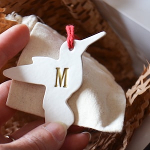 Colibrí Ornamento inicial - Etiqueta de regalo del colibrí - Regalos de pájaro - Bolsa de regalo de lona incluida