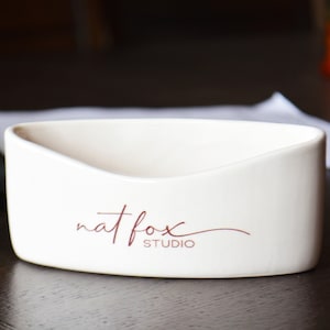 Soporte para tarjetas de presentación de mostrador para escritorio personalizado con el logotipo de la empresa - Suministros de oficina personalizados - Regalo para dueños de negocios