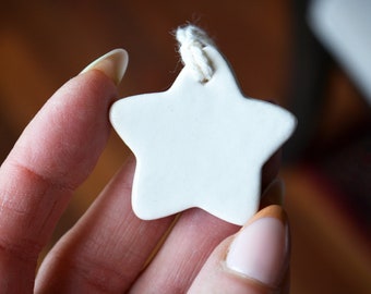 Kleine Keramik Stern Geschenkanhänger - Dekorative Ton Geschenkanhänger - 1,5 Zoll Weiße Keramik Sterne - Klassische Geschenkanhänger Perfekt für die Geschenkverpackung