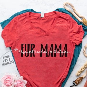Chemise maman en fourrure avec noms d'animal de compagnie police - coeurs et nom d'animal de compagnie personnalisé pour maman chien et chat - chemise maman fourrure personnalisée - maman fourrure T