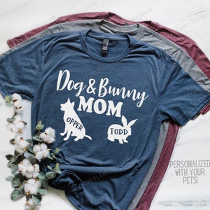 Hunde- und Häschenmutter-Shirt personalisiert mit IHREN Haustierformen - Kaninchen- und Hundemama - Mutter der Kaninchen und Hunde - Häschenmama und Hunde - Kundenspezifisches T