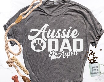 Aussie Dad Shirt personalizzata con il nome del TUO cane - Australian Shepherd Daddy - Dog Dad of an Aussie Name Shirt - Paw Print Aussie Father T