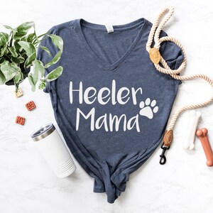 Heeler Shirt - HEELER Mama (oder eine Rasse) Süßes lässiges T-Shirt - Hundeliebhaber - Hundemama Süßes Hundeshirt - Hund Mama Shirt - Blau Heeler Rot Heeler