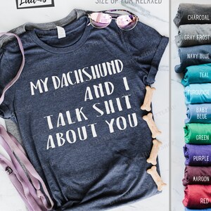 Puede incluir: Una camiseta azul marino con el texto "My Dachshund and I Talk Shit About You" en blanco. La camiseta es semi-ajustada y talla peque&ntilde;a. La camiseta es s&uacute;per suave y est&aacute; disponible en una variedad de colores.