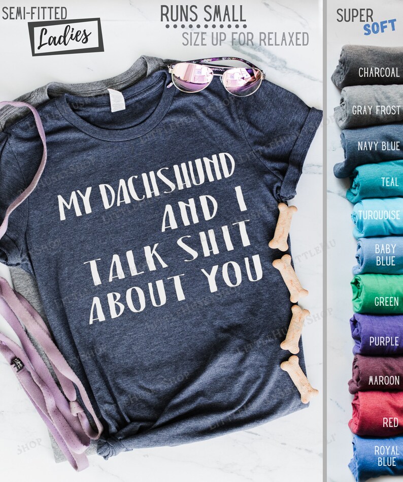 Puede incluir: Una camiseta azul marino con el texto "My Dachshund and I Talk Shit About You" en blanco. La camiseta es semi-ajustada y talla peque&ntilde;a. La camiseta es s&uacute;per suave y est&aacute; disponible en una variedad de colores.