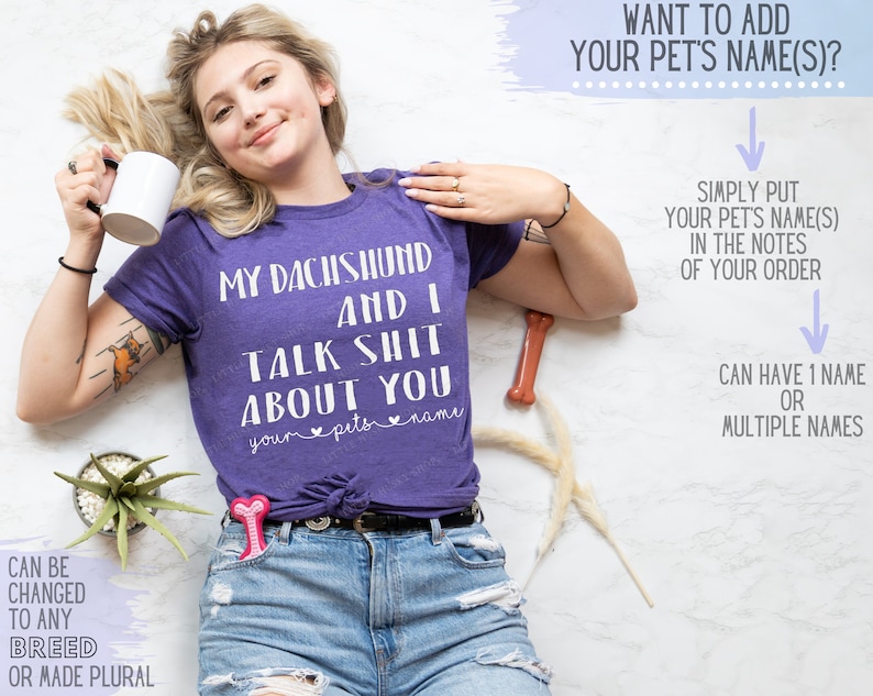 Puede incluir: Camiseta morada con el texto "My Dachshund and I Talk Shit About You" con un espacio para el nombre de la mascota. El texto est&aacute; en blanco. La modelo lleva la camiseta y est&aacute; tumbada sobre una superficie blanca.
