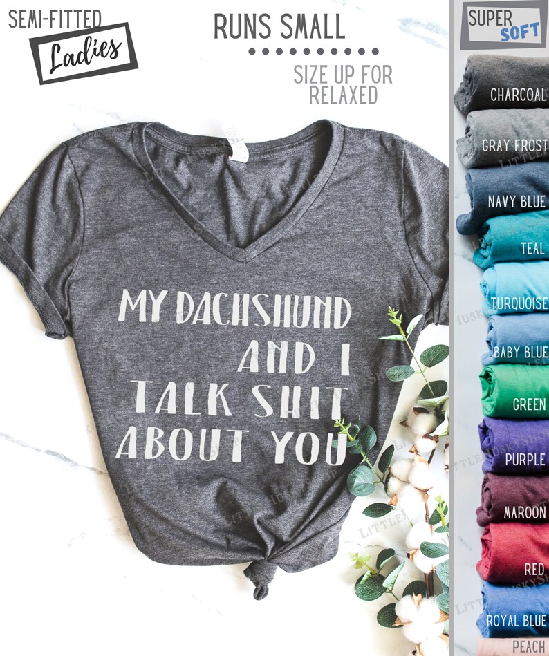 Puede incluir: Una camiseta de cuello en V de color gris jaspeado con el texto "My Dachshund and I Talk Shit About You" impreso en blanco. La camiseta es semi-ajustada y talla peque&ntilde;a, por lo que se recomienda pedir una talla m&aacute;s grande para un ajuste m&aacute;s holgado. La camiseta es s&uacute;per suave y est&aacute; disponible en una variedad de colores.