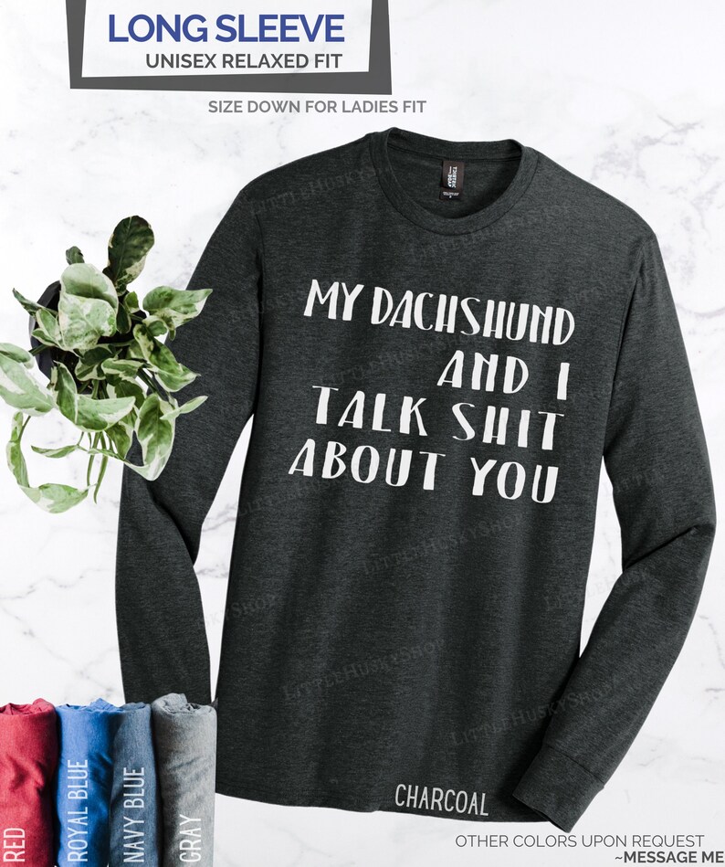 Puede incluir: Una camiseta de manga larga gris antracita con el texto "My Dachshund and I Talk Shit About You" impreso en blanco.