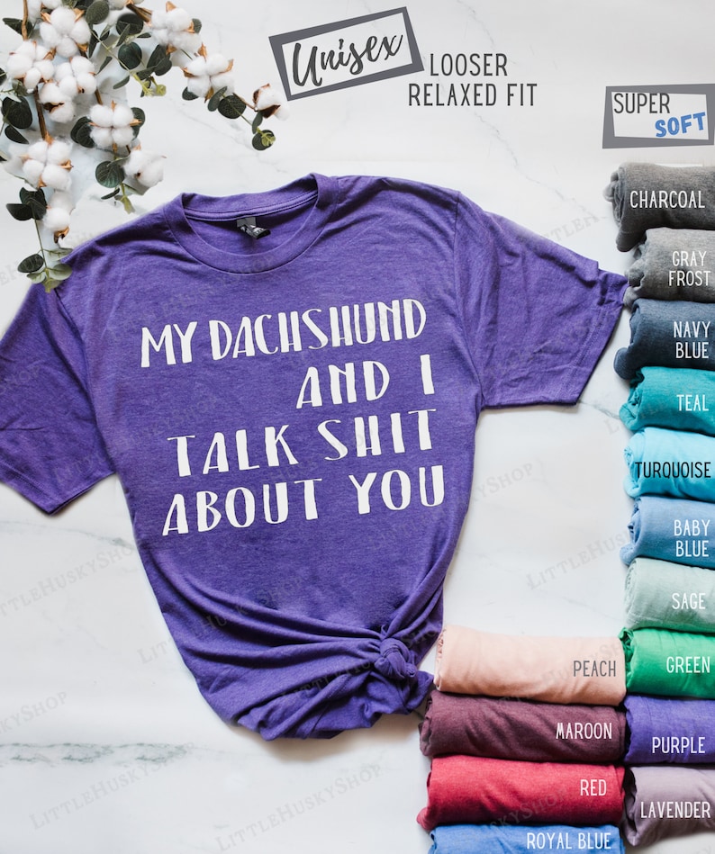 Puede incluir: Camiseta unisex de color morado con el texto "My Dachshund and I Talk Shit About You" en blanco. La camiseta est&aacute; disponible en una variedad de colores, incluyendo carb&oacute;n, gris escarcha, azul marino, azul aguamarina, turquesa, azul beb&eacute;, salvia, verde, melocot&oacute;n, granate, rojo, azul real, morado y lavanda.