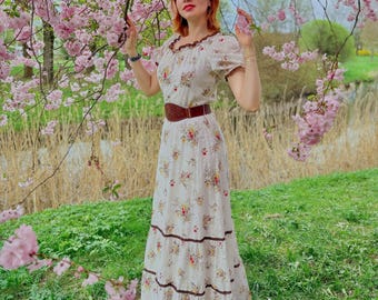 Robe d'été vintage en dentelle avec ceinture en cuir.