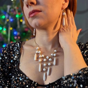 Handgemaakte sieradenset Elegant wit met gouden ketting en oorbellen
