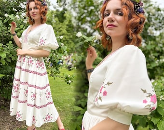 Robe faite main de style ethnique, blanche à imprimé floral