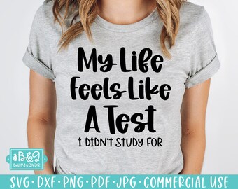 Könnte beinhalten: Ein graues T-Shirt mit schwarzem Text, der "My Life Feels Like A Test I Didn't Study For" lautet.