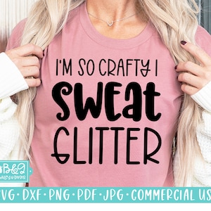 Może przedstawiać: Różowy t-shirt z napisem "I'm so crafty I sweat glitter" czarnymi literami.