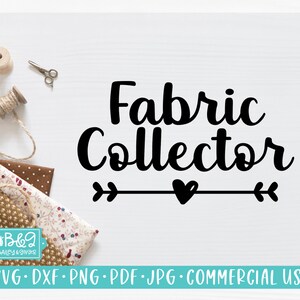 Puede incluir: Diseño gráfico en blanco y negro con el texto "Fabric Collector" en una fuente estilizada. Una flecha con un corazón en el medio está debajo del texto. El diseño está sobre un fondo de madera blanca.