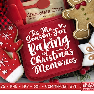 Könnte beinhalten: Ein roter Ofenhandschuh mit dem Text "Tis the season for baking Christmas memories" in Weiß. Der Ofenhandschuh ist von weihnachtlichen Keksen umgeben, darunter Lebkuchenmänner, Schneeflocken und Fäustlinge.