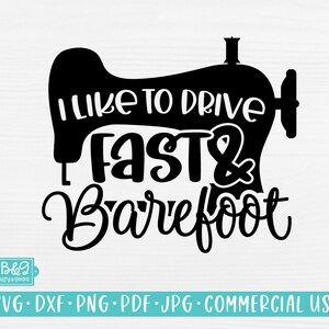 Puede incluir: Silueta en blanco y negro de una máquina de coser con el texto "Me gusta conducir rápido y descalzo".