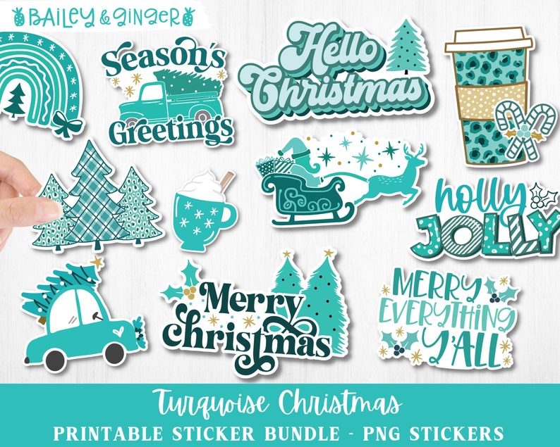 K&ouml;nnte beinhalten: Turquoisefarbener Weihnachts-Sticker-Set zum Ausdrucken mit verschiedenen Designs, darunter ein LKW, ein Schlitten, eine Kaffeetasse, ein Auto und Text wie "Season's Greetings", "Hello Christmas", "Merry Christmas", "Holly Jolly" und "Merry Everything Y'all".