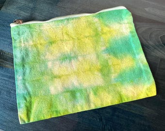 Bolso de mano tie-dye con estampado de teñido anudado (verde, amarillo y lima). Ideal para maquillaje, lápices, artículos escolares y almacenamiento.