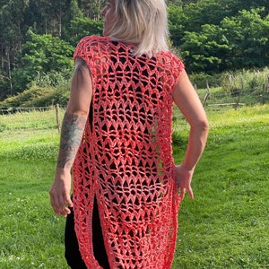 Pu&ograve; includere: Un gilet di uncinetto corallo con un davanti lungo e aperto e un delicato motivo a pizzo. Il gilet &egrave; senza maniche e ha una vestibilit&agrave; rilassata.