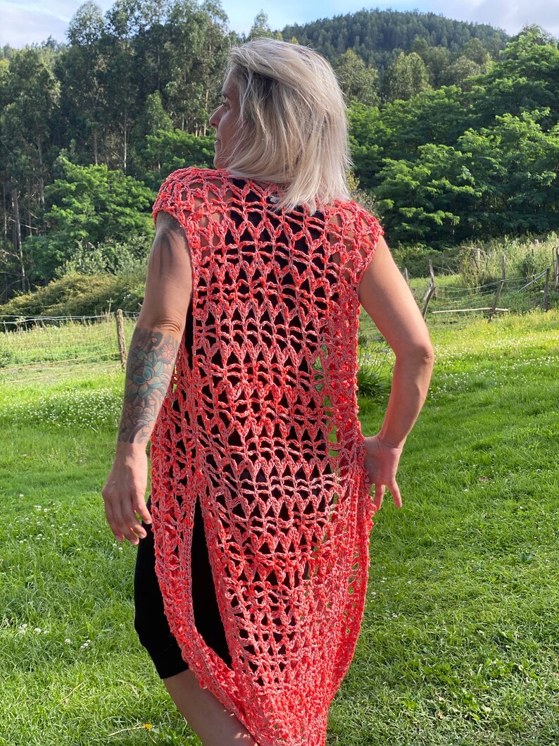 Pu&ograve; includere: Un gilet di uncinetto corallo con un davanti lungo e aperto e un delicato motivo a pizzo. Il gilet &egrave; senza maniche e ha una vestibilit&agrave; rilassata.