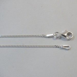 Puede incluir: Un collar de cadena de plata con un cierre de langosta. La cadena est&aacute; hecha de peque&ntilde;os &oacute;valos unidos. La cadena mide aproximadamente 45 cm de largo.