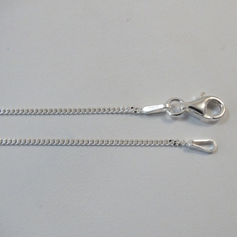 Puede incluir: Un collar de cadena de plata con un cierre de langosta. La cadena est&aacute; hecha de peque&ntilde;os &oacute;valos unidos. La cadena mide aproximadamente 45 cm de largo.