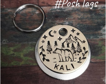 Ours dans les montagnes randonnée forêt arbres paysage étiquette de chien nuit ciel étoiles - estampillé à la main fait sur commande étiquette d'identification de chien de compagnie #PoshTags