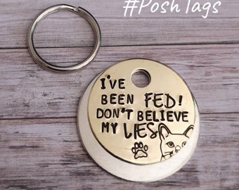 ¡Me han dado de comer! ¡No creas mis mentiras! Etiqueta de identificación de gato que mira furtivamente más pequeña adecuada para etiqueta de identificación de gato gatito #PoshTags Collar Idea de regalo de Navidad