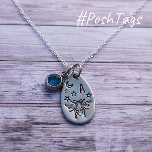 Halsband med personligt bi, månestjärnor, initial, födelsesten, handstämplat kedja i sterlingsilver med skiva i rostfritt stål #PoshTags bild 1
