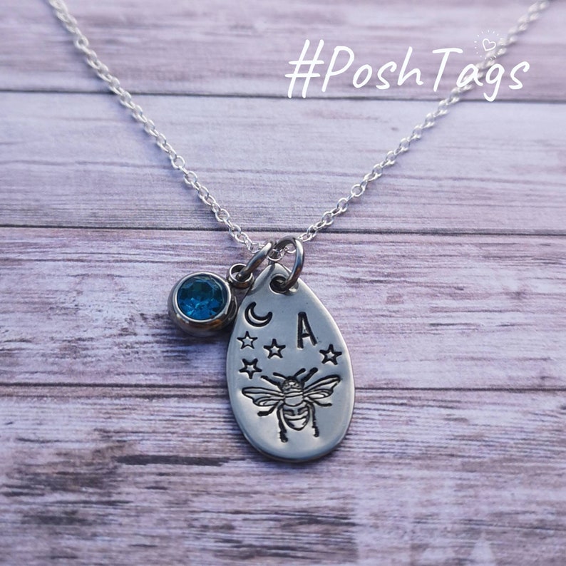 Halsband med personligt bi, månestjärnor, initial, födelsesten, handstämplat kedja i sterlingsilver med skiva i rostfritt stål #PoshTags bild 1