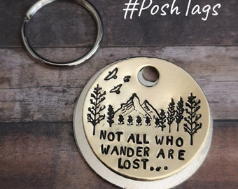 No todos los que deambulan están perdidos... - pájaros, árboles y montañas - etiqueta de identificación de perro mascota estampada a mano #PoshTags Collar Idea de regalo de Navidad