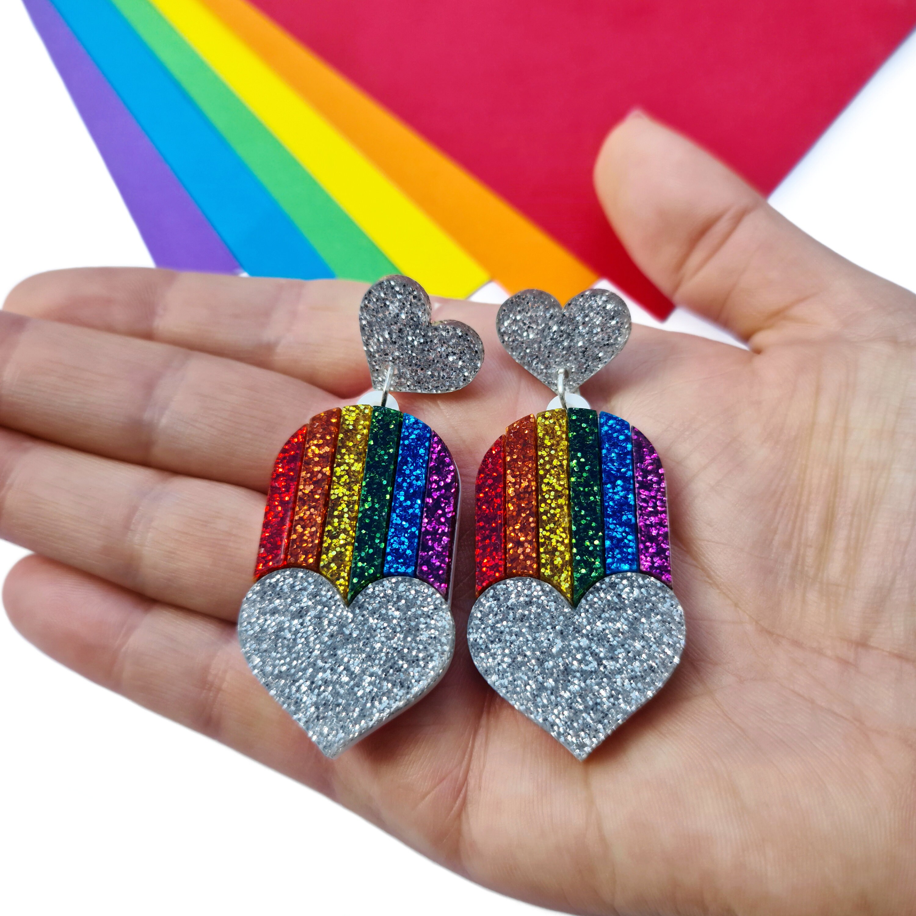 Orecchini pendenti a forma di cuore in acrilico con bandiera dell'orgoglio color arcobaleno all'ingrosso