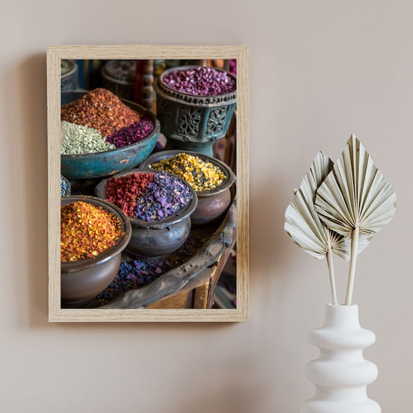Oosterse kleurrijke kruiden in authentieke potten op tafel  digitale print kleurrijk macro