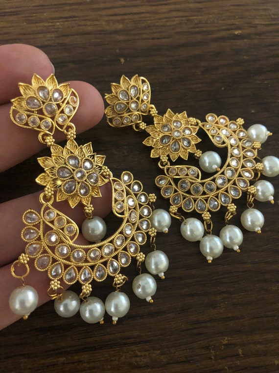 Pinterest: ThePrettiestSoul | Bridal gold jewellery designs, Gold jewelry  fashion, Temple jewellery earrings